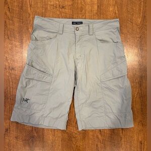 Arcteryx Rampart Long Shorts Men’s 32 Light Grey Cargo Hiking Outdoor